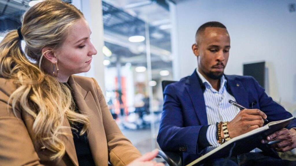 Employees enhancing productivity and efficiency through seamless knowledge sharing and collaboration